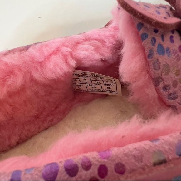 UGG Girls Dakota Spots Pink Iridescent Rainbow Dots Moccasin Slippers Size 6 - Picture 8 of 12